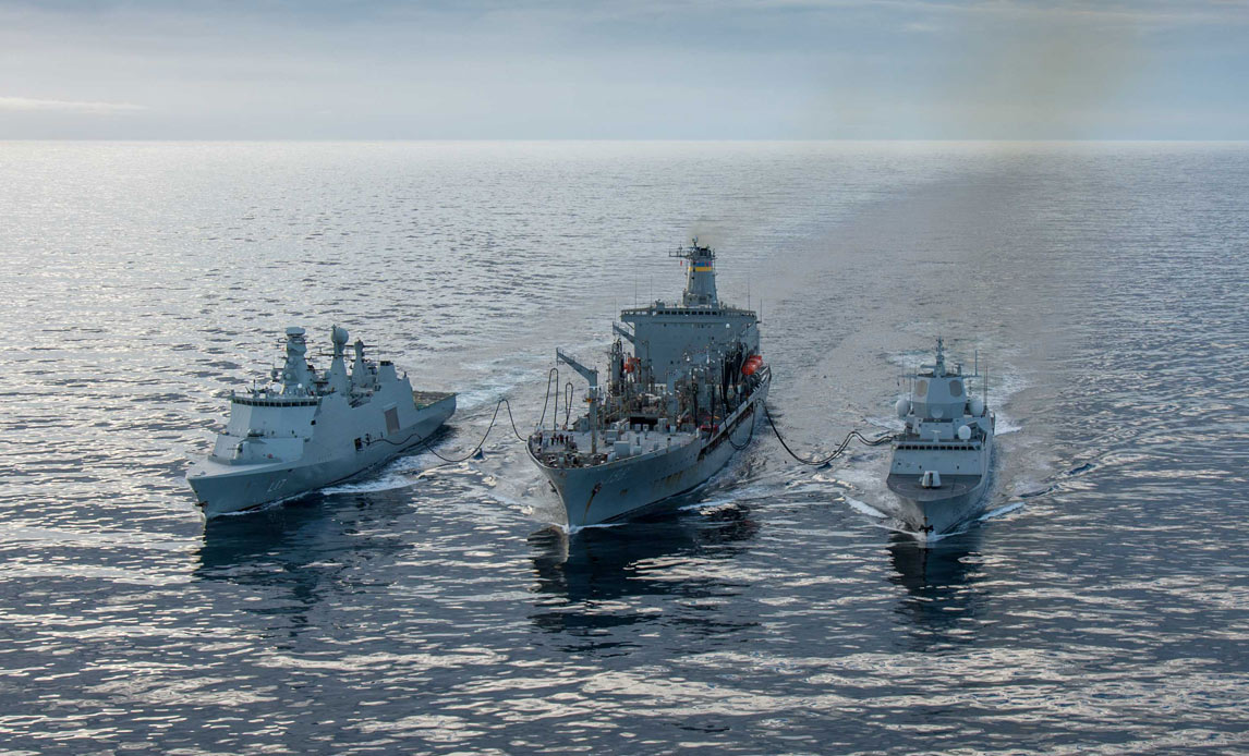 En danske fregat modtager brændstof på havet.