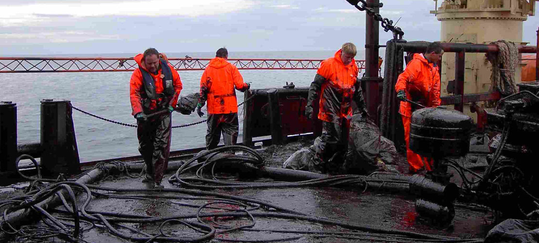 Oprydning på agterdækket af miljøskibet GUNNAR SEIDENFADEN i bekæmpelsen af olieforureningen efter at tankskibet Prestige forliste. Biscayabugten, 2002.