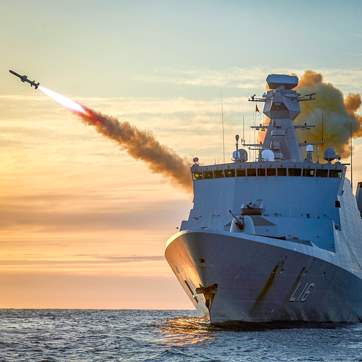 2018-05-30_FLV3061 Søværnets opgave er at sikre Danmarks interesser fra havet – med magt om nødvendigt. Her affyres et Harpoon sømålsmissil fra støtteskibet Absalon i maj 2018.