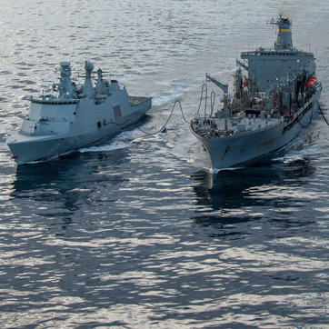 En fregat modtager brændstof på havet.