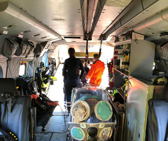 Forsvarets redningshelikopter udstyret med en såkaldt EpiShuttle, der er en “voksenkuvøse” med undertryk til at transportere patienter med smitsomme sygdomme.