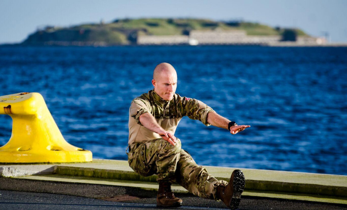 Fysioterapeut ved Forsvaret træner på havnen
