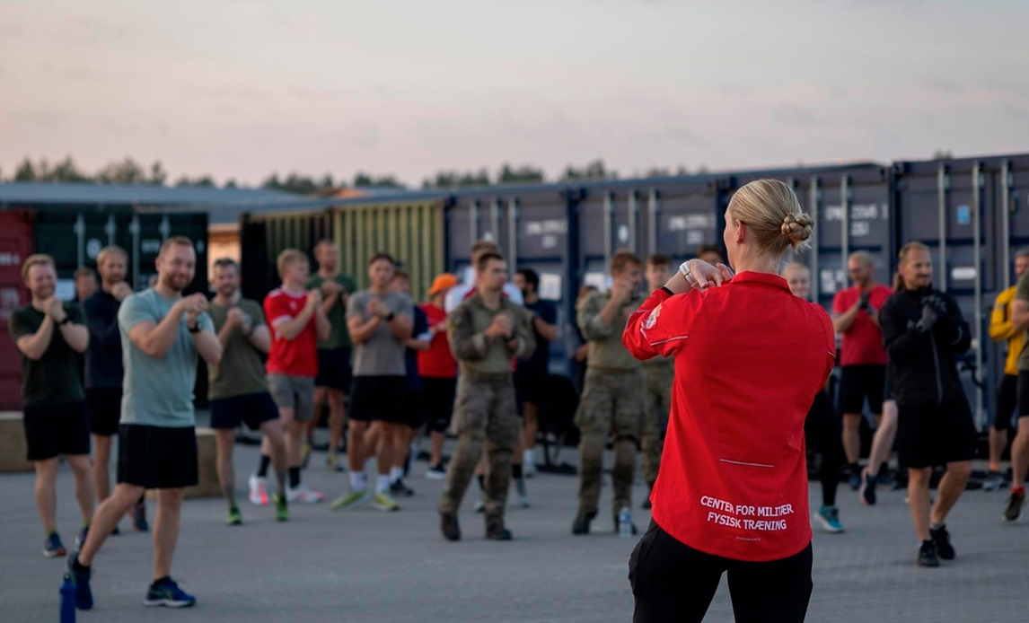 Vejleder fra Center for Militær Fysisk træner leder træning.