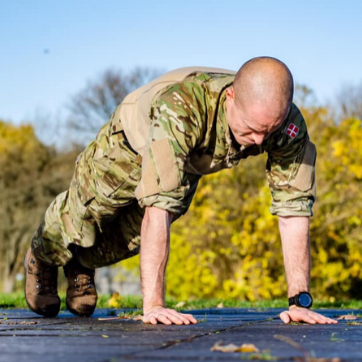 Militær Fysisk Træning - Soldat laver armstræk