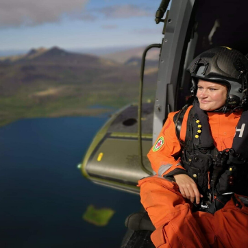 SAR-læge om bord på redningshelikopter nyder udsigten fra luften