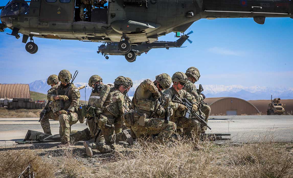 De danske soldater i Afghanistan på skydebanen i et større øvelsesterræn uden for hovedstaden Kabul.