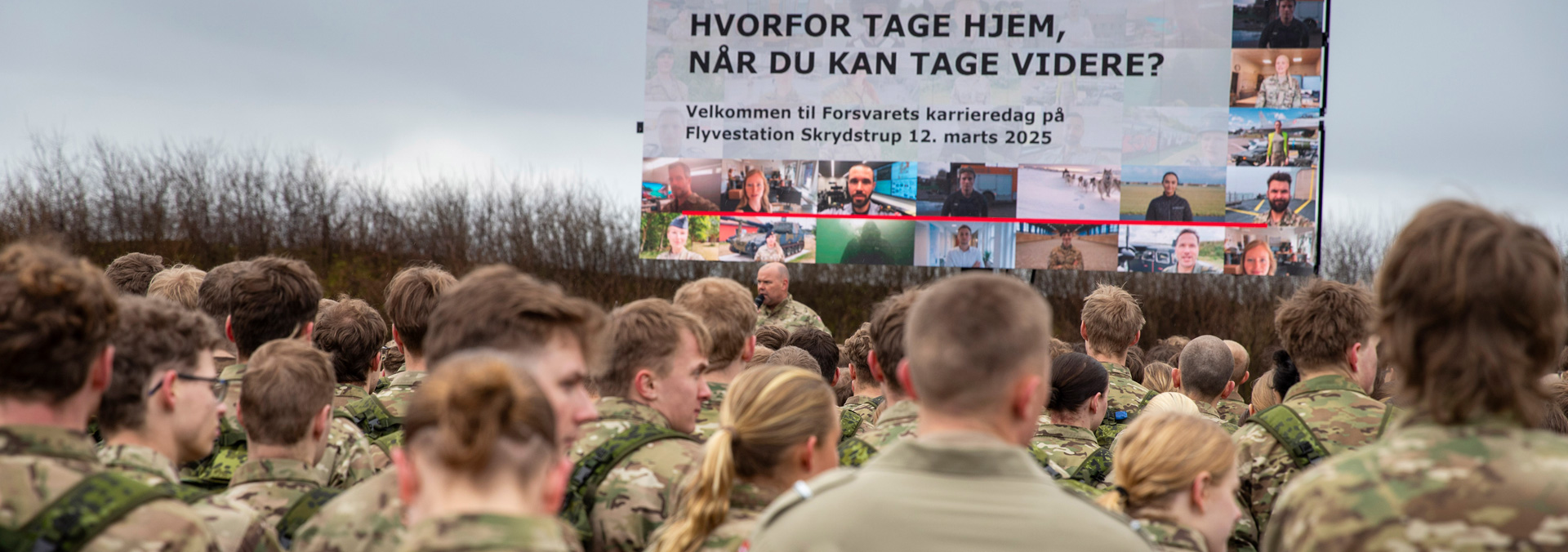På karrieredagen for værnepligtige i marts 2025 på Flyvestation Skrydstrup bliver de værnepligtige budt velkommen af chefen for Flyverkommandoen