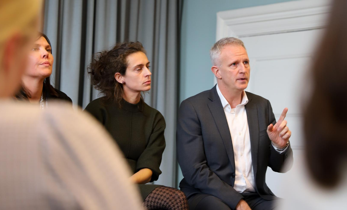 Foto: Tre af forsvarets civile ledere deltog i en paneldebat ved det seneste møde i karrierenetværket. Fra venstre er det Hanna Hvid, Laura Svanholm og Morten Brodersen.