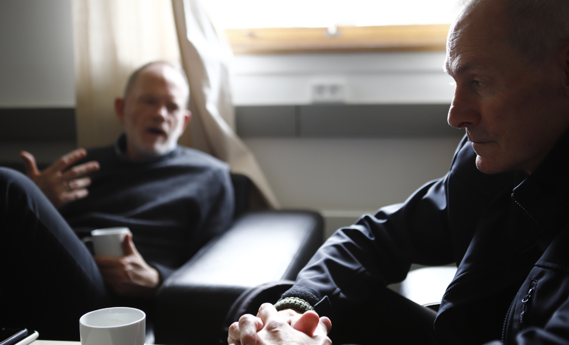 Hans Kirk og Frank Martinsen i dialog på Veteranhjem København.