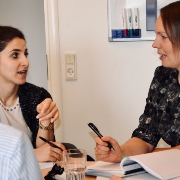 Juridiske medarbejdere i FPS diskuterer en sag