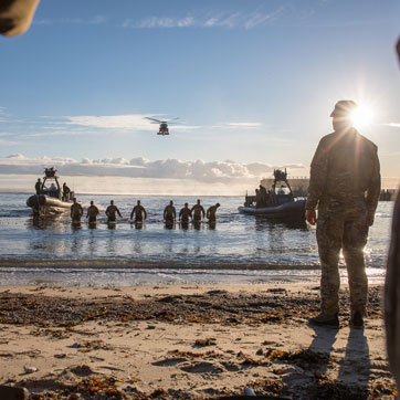 En mandlig soldat krammer sin datter til Flagdagen