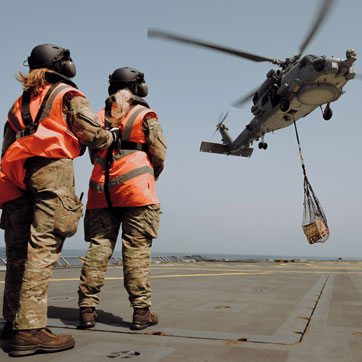En såkaldt ”sling” monteres under helikopteren til transport at større mængder gods