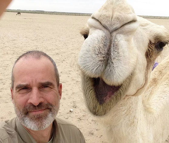 Selfie af Søren Bo og en glad kamel